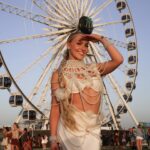 Emma Keitmann Instagram - Coachella 2024 🤍🌴 Je suis tellement reconnaissante de pouvoir le vivre une troisième fois Vous aimez mon premier look? Sans oublier ma coiffure incroyable grâce au spray démelant soie liquide de chez GLISS @schwarzkopf (express brillance ) qui m’a permise de bien démêler mes cheveux une fois douchée ✨ Je suis tombée amoureuse de ce spray démêlant qui démêle et apporte de la brillance @masinfluenceragency #AD #collaboration #foreveryyou #haircare #schwarzkopf
