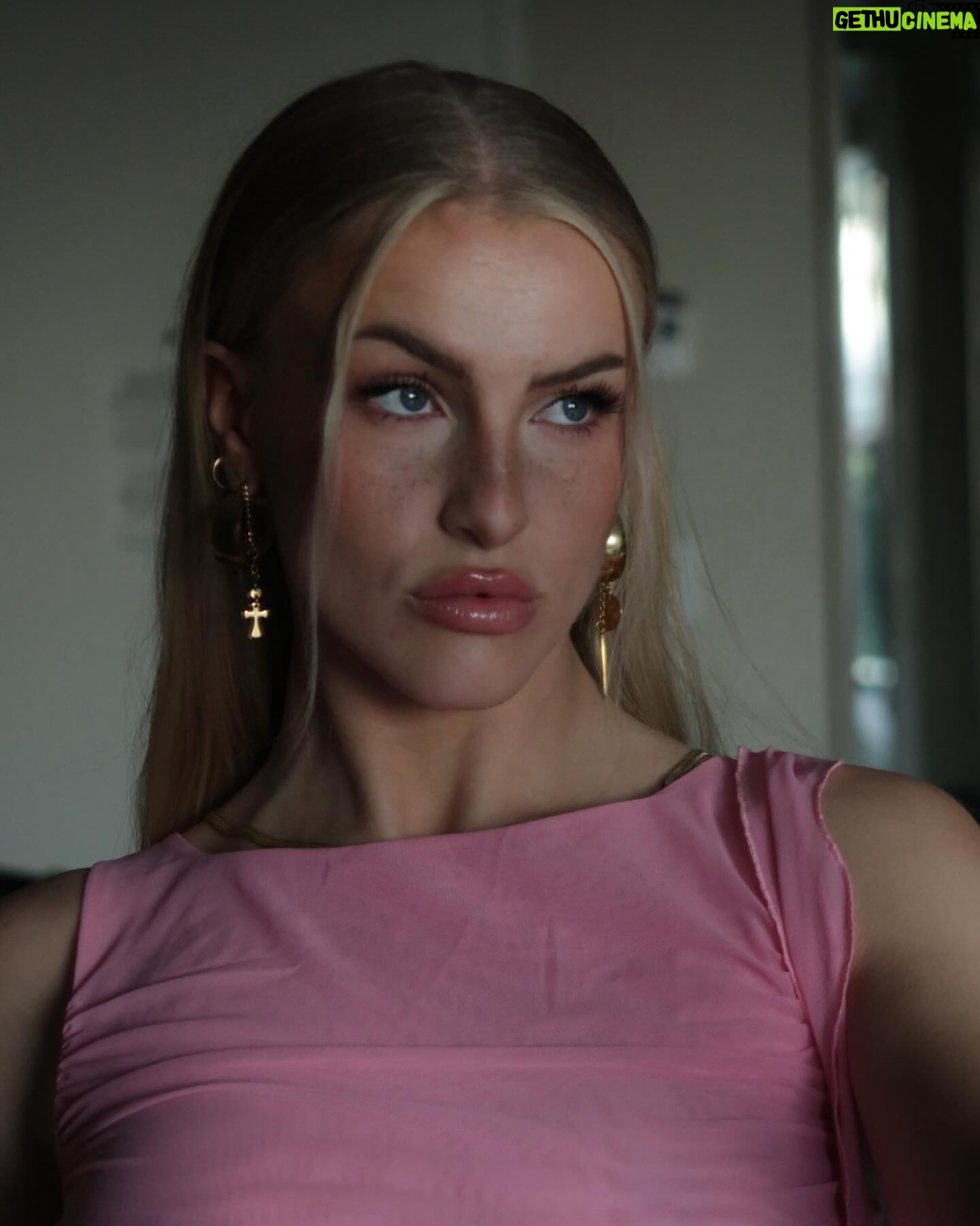 Emma Keitmann Instagram - Pink dress, I feel like a Barbie 🩷