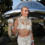 Emma Keitmann Instagram - Coachella 2024 🤍🌴 Je suis tellement reconnaissante de pouvoir le vivre une troisième fois Vous aimez mon premier look? Sans oublier ma coiffure incroyable grâce au spray démelant soie liquide de chez GLISS @schwarzkopf (express brillance ) qui m’a permise de bien démêler mes cheveux une fois douchée ✨ Je suis tombée amoureuse de ce spray démêlant qui démêle et apporte de la brillance @masinfluenceragency #AD #collaboration #foreveryyou #haircare #schwarzkopf