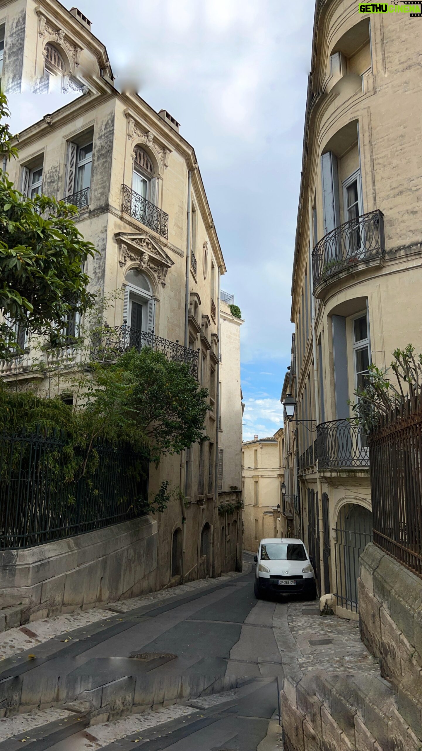 Emma Keitmann Instagram - Que j’habite dans le sud ou ailleurs... la protection solaire c’est tous les jours avec Anthelios de La Roche-Posay ! Car quelle que soit la météo, la peau est toujours exposée aux rayons UVB/UVA ... 🤍🌞 @larocheposay #larocheposay #anthelios #protectionsolaire#skincare #UVMUNE400 Collaborationrémunérée