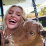Emma Keitmann Instagram - My new friends from last year 🐐🩷 I want one now 🥹 (The last pictures are gifts 😂)