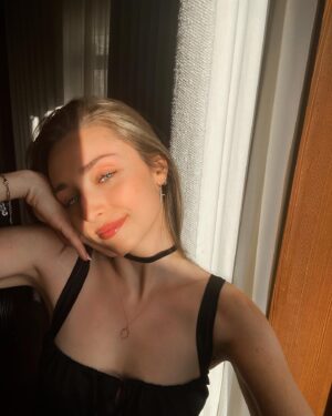 Emma Smet Instagram - 🧡