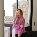 Emma Smet Instagram – Bon dimanche 🧸 avec mon gros doudou @falconeriofficial 

#falconeri #superiorcashmere