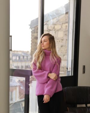Emma Smet Instagram - Bon dimanche 🧸 avec mon gros doudou @falconeriofficial 

#falconeri #superiorcashmere