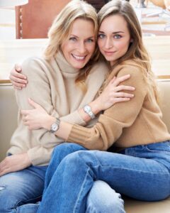 Emma Smet Instagram - Ma complice, mon étoile @estellelefebure_orahe ☆ ☆ ☆ #omegaconstellation @omega