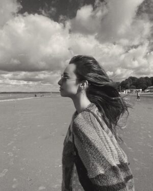 Emma Smet Instagram - 🌬 𝒲𝒾𝓃𝒹𝓎