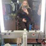 Emma Smet Instagram - 𝓛𝓮𝓼 𝓢𝓮𝓰𝓹𝓪 𝓪𝓾 𝓼𝓴𝓲 ⛷️ maintenant au cinéma!!! J’espère que vous allez rire autant que nous pendant le tournage. Fous rires, bonne ambiance, froid haha ❄️ c’était une belle aventure pour le 2ème volet. Merci à cette équipe de dingue (déco, machino, hmc, cantine et prod) des bisous à vous tous 😄🫶🏼