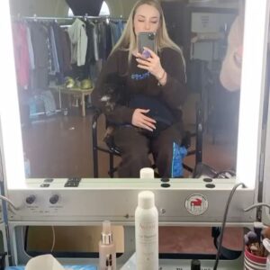 Emma Smet Instagram - 𝓛𝓮𝓼 𝓢𝓮𝓰𝓹𝓪 𝓪𝓾 𝓼𝓴𝓲 ⛷️ maintenant au cinéma!!! J’espère que vous allez rire autant que nous pendant le tournage. Fous rires, bonne ambiance, froid haha ❄️ c’était une belle aventure pour le 2ème volet. Merci à cette équipe de dingue (déco, machino, hmc, cantine et prod) des bisous à vous tous 😄🫶🏼