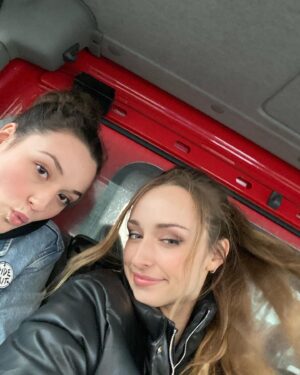 Emma Smet Instagram - DNA: Partie 3
(Trop de photos enfaite 😅j’ai versé ma petite larme🥹)

Merci 🙏🏼 je suis arrivée en Mai 2019 à Sète avec ma famille de fiction que je considère, aujourd’hui, comme ma deuxième famille ♡ j’ai fait des rencontres incroyables, des amis pour la vie, j’ai ri (meme beaucoup), j’ai pleuré (même beaucoup) avec ma complice de pleurs @juliedebazac.officiel 😂), j’ai eu des doutes, j’ai été heureuse, j’ai été fatiguée, j’étais une pro à mettre des chansons dans la tête (sorry @louvia_bachelier😏), j’ai fait mon petit pas de danse à chaque fois avant de tourner, j’ai énormément appris, j’ai grandi, alors merci pour cette aventure, pour les émotions, les rigolades que je n’oublierais jamais je vous aime tous ♥️ merci à toute la team DNA mais aussi aux téléspectateurs qui m’ont aimée, détestée😂 vous avez vu mon personnage grandir et évoluer, 
Sofia Daunier tu vas me manquer, maintenant il est temps pour toi d’aller faire des salades en Espagne 🥗

♥ ♥ ♥ ♥ ♥ ♥ ♥ ♥ ♥ ♥ ♥ ♥