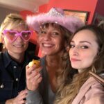 Emma Smet Instagram – DNA: Partie 3
(Trop de photos enfaite 😅j’ai versé ma petite larme🥹)

Merci 🙏🏼 je suis arrivée en Mai 2019 à Sète avec ma famille de fiction que je considère, aujourd’hui, comme ma deuxième famille ♡ j’ai fait des rencontres incroyables, des amis pour la vie, j’ai ri (meme beaucoup), j’ai pleuré (même beaucoup) avec ma complice de pleurs @juliedebazac.officiel 😂), j’ai eu des doutes, j’ai été heureuse, j’ai été fatiguée, j’étais une pro à mettre des chansons dans la tête (sorry @louvia_bachelier😏), j’ai fait mon petit pas de danse à chaque fois avant de tourner, j’ai énormément appris, j’ai grandi, alors merci pour cette aventure, pour les émotions, les rigolades que je n’oublierais jamais je vous aime tous ♥️ merci à toute la team DNA mais aussi aux téléspectateurs qui m’ont aimée, détestée😂 vous avez vu mon personnage grandir et évoluer, 
Sofia Daunier tu vas me manquer, maintenant il est temps pour toi d’aller faire des salades en Espagne 🥗

♥ ♥ ♥ ♥ ♥ ♥ ♥ ♥ ♥ ♥ ♥ ♥