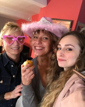 Emma Smet Instagram - DNA: Partie 3
(Trop de photos enfaite 😅j’ai versé ma petite larme🥹)

Merci 🙏🏼 je suis arrivée en Mai 2019 à Sète avec ma famille de fiction que je considère, aujourd’hui, comme ma deuxième famille ♡ j’ai fait des rencontres incroyables, des amis pour la vie, j’ai ri (meme beaucoup), j’ai pleuré (même beaucoup) avec ma complice de pleurs @juliedebazac.officiel 😂), j’ai eu des doutes, j’ai été heureuse, j’ai été fatiguée, j’étais une pro à mettre des chansons dans la tête (sorry @louvia_bachelier😏), j’ai fait mon petit pas de danse à chaque fois avant de tourner, j’ai énormément appris, j’ai grandi, alors merci pour cette aventure, pour les émotions, les rigolades que je n’oublierais jamais je vous aime tous ♥️ merci à toute la team DNA mais aussi aux téléspectateurs qui m’ont aimée, détestée😂 vous avez vu mon personnage grandir et évoluer, 
Sofia Daunier tu vas me manquer, maintenant il est temps pour toi d’aller faire des salades en Espagne 🥗

♥ ♥ ♥ ♥ ♥ ♥ ♥ ♥ ♥ ♥ ♥ ♥