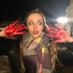Emma Smet Instagram - DNA: Partie 3 (Trop de photos enfaite 😅j’ai versé ma petite larme🥹) Merci 🙏🏼 je suis arrivée en Mai 2019 à Sète avec ma famille de fiction que je considère, aujourd’hui, comme ma deuxième famille ♡ j’ai fait des rencontres incroyables, des amis pour la vie, j’ai ri (meme beaucoup), j’ai pleuré (même beaucoup) avec ma complice de pleurs @juliedebazac.officiel 😂), j’ai eu des doutes, j’ai été heureuse, j’ai été fatiguée, j’étais une pro à mettre des chansons dans la tête (sorry @louvia_bachelier😏), j’ai fait mon petit pas de danse à chaque fois avant de tourner, j’ai énormément appris, j’ai grandi, alors merci pour cette aventure, pour les émotions, les rigolades que je n’oublierais jamais je vous aime tous ♥️ merci à toute la team DNA mais aussi aux téléspectateurs qui m’ont aimée, détestée😂 vous avez vu mon personnage grandir et évoluer, Sofia Daunier tu vas me manquer, maintenant il est temps pour toi d’aller faire des salades en Espagne 🥗 ♥ ♥ ♥ ♥ ♥ ♥ ♥ ♥ ♥ ♥ ♥ ♥