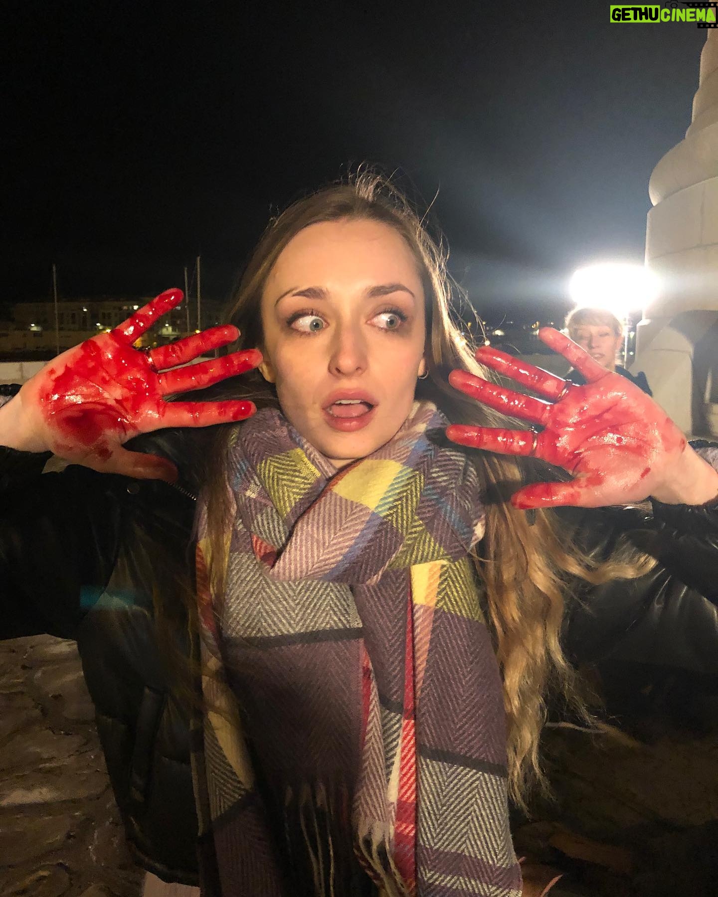 Emma Smet Instagram - DNA: Partie 3 (Trop de photos enfaite đ
jâai versĂ© ma petite larmeđ„č) Merci đđŒ je suis arrivĂ©e en Mai 2019 Ă SĂšte avec ma famille de fiction que je considĂšre, aujourdâhui, comme ma deuxiĂšme famille ⥠jâai fait des rencontres incroyables, des amis pour la vie, jâai ri (meme beaucoup), jâai pleurĂ© (mĂȘme beaucoup) avec ma complice de pleurs @juliedebazac.officiel đ), jâai eu des doutes, jâai Ă©tĂ© heureuse, jâai Ă©tĂ© fatiguĂ©e, jâĂ©tais une pro Ă mettre des chansons dans la tĂȘte (sorry @louvia_bachelierđ), jâai fait mon petit pas de danse Ă chaque fois avant de tourner, jâai Ă©normĂ©ment appris, jâai grandi, alors merci pour cette aventure, pour les Ă©motions, les rigolades que je nâoublierais jamais je vous aime tous â„ïž merci Ă toute la team DNA mais aussi aux tĂ©lĂ©spectateurs qui mâont aimĂ©e, dĂ©testĂ©eđ vous avez vu mon personnage grandir et Ă©voluer, Sofia Daunier tu vas me manquer, maintenant il est temps pour toi dâaller faire des salades en Espagne đ„ â„ â„ â„ â„ â„ â„ â„ â„ â„ â„ â„ â„