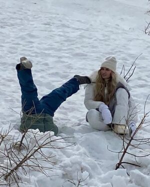 Emma Smet Instagram - 𝓛𝓮𝓼 𝓢𝓮𝓰𝓹𝓪 𝓪𝓾 𝓼𝓴𝓲 ⛷️ maintenant au cinéma!!! J’espère que vous allez rire autant que nous pendant le tournage. Fous rires, bonne ambiance, froid haha ❄️ c’était une belle aventure pour le 2ème volet. Merci à cette équipe de dingue (déco, machino, hmc, cantine et prod) des bisous à vous tous 😄🫶🏼