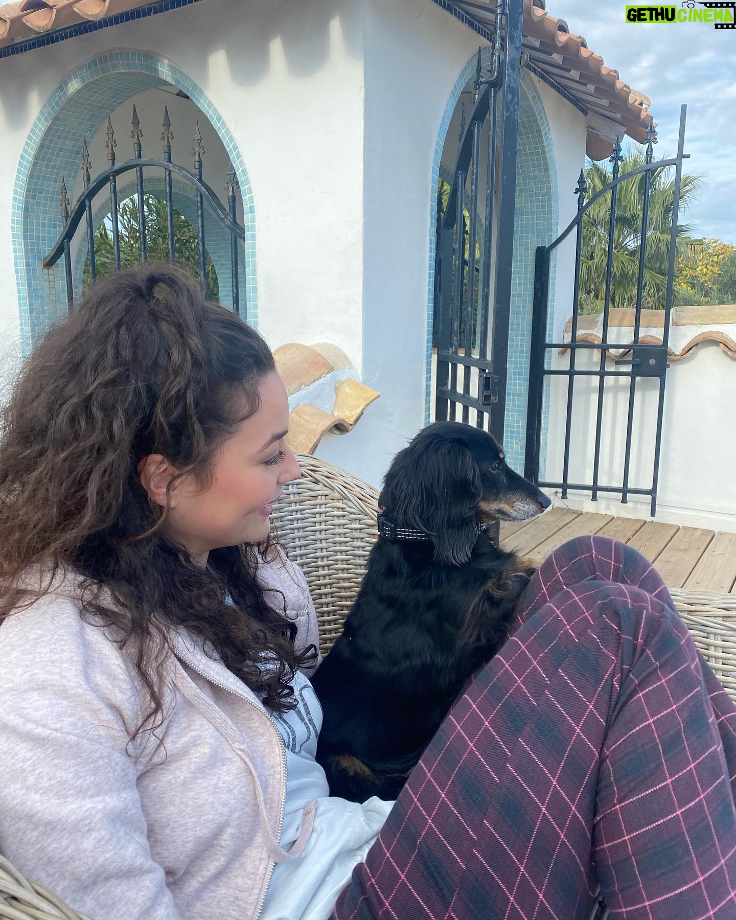 Emma Smet Instagram - DNA: Partie 3 (Trop de photos enfaite đ
jâai versĂ© ma petite larmeđ„č) Merci đđŒ je suis arrivĂ©e en Mai 2019 Ă SĂšte avec ma famille de fiction que je considĂšre, aujourdâhui, comme ma deuxiĂšme famille ⥠jâai fait des rencontres incroyables, des amis pour la vie, jâai ri (meme beaucoup), jâai pleurĂ© (mĂȘme beaucoup) avec ma complice de pleurs @juliedebazac.officiel đ), jâai eu des doutes, jâai Ă©tĂ© heureuse, jâai Ă©tĂ© fatiguĂ©e, jâĂ©tais une pro Ă mettre des chansons dans la tĂȘte (sorry @louvia_bachelierđ), jâai fait mon petit pas de danse Ă chaque fois avant de tourner, jâai Ă©normĂ©ment appris, jâai grandi, alors merci pour cette aventure, pour les Ă©motions, les rigolades que je nâoublierais jamais je vous aime tous â„ïž merci Ă toute la team DNA mais aussi aux tĂ©lĂ©spectateurs qui mâont aimĂ©e, dĂ©testĂ©eđ vous avez vu mon personnage grandir et Ă©voluer, Sofia Daunier tu vas me manquer, maintenant il est temps pour toi dâaller faire des salades en Espagne đ„ â„ â„ â„ â„ â„ â„ â„ â„ â„ â„ â„ â„