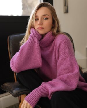 Emma Smet Instagram - Bon dimanche 🧸 avec mon gros doudou @falconeriofficial 

#falconeri #superiorcashmere