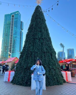 Emmalyn Estrada Instagram - Thank you for having us @vanchristmas @kipling.media 🎄