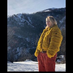 Emmanuelle Béart Instagram - ☀️🎄🎿... @fusalp  @sylviearcelin 💛 ... have a great day ☀️