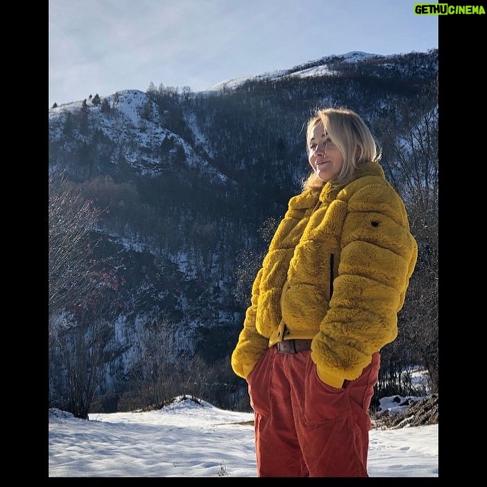 Emmanuelle Béart - 4.8K Likes - ☀️🎄🎿... @fusalp @sylviearcelin 💛 ... have a great day ☀️