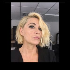 Emmanuelle Béart Instagram - Tout couper .. tout recommencer toujours ... comme une première fois... toutes les femmes savent de quoi je parle 😜. cut everything ...always start over ...women know what i’m talking about. 😜💇‍♀️ @johnnollet 🙏🏻 #emmanuellebeart