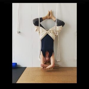 Emmanuelle Béart Instagram - #weekend  #upsidedown !!!!ne pas abandonner son corps dans cette période si étrange .... #bodypositive  #bodypositivity  not to give up your body in this strange Time  #happyeaster🐰