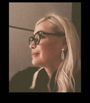 Emmanuelle Béart Instagram - #haveabeautifulweekend ❤️#bonweekendatous🙏🏾 …… #emmanuellebeart