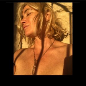 Emmanuelle Béart Instagram - Derniers rayons de soleil ... ce n’est pas parce que l’automne et l’hiver viendront qu’ils faut arrêter l’été .... ☀️☀️ #necless  @pascalemonvoisin 💛