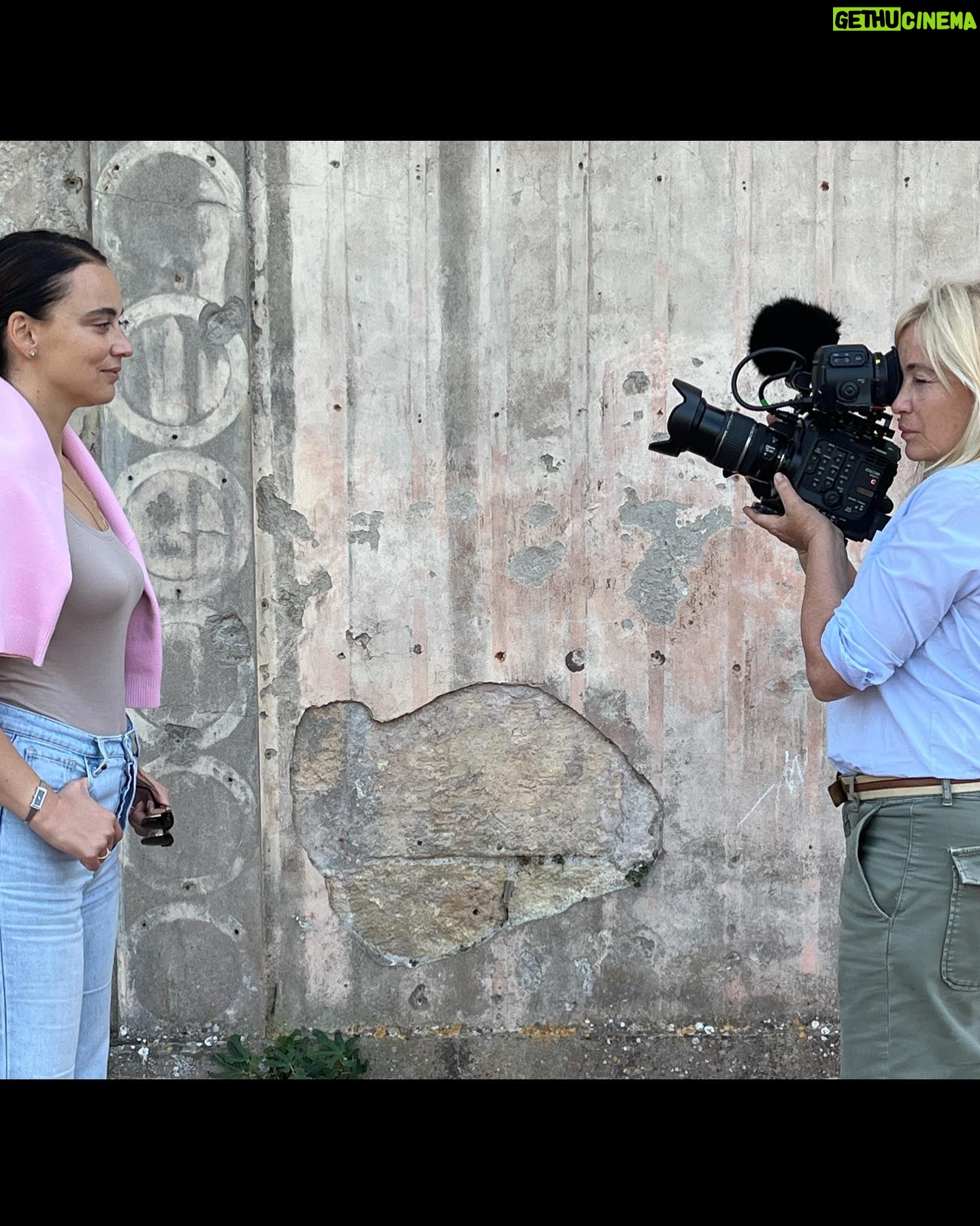 Emmanuelle Béart - 2.5K Likes - #secretproject 🎥 #documentary co réalisation avec @mikova.anastasia … @hautetcourtdoc 2 femmes, un film, des milliers d’histoires …co production @bienvenueproduction