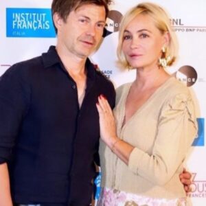 Emmanuelle Béart Instagram - Merci cher Ludovic Bergery pour ce merveilleux rôle .. je n’aurais pas pu renouer avec le cinéma si tu n’avais pas franchis ma porte ... si tu ne m’avais pas acceptée telle que je suis aujourd’hui ... si tu ne m’avais pas filmée de cette façon la au plus près de mon corps de ma peau de mon âme .. voilà c’est dit ! Bacci 🙏🏻☀️ #roma @sacherfilm