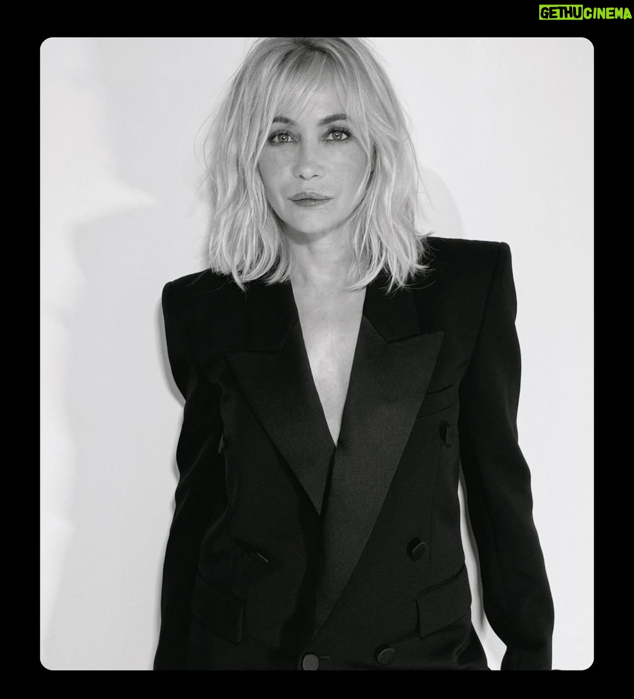 Emmanuelle Béart - 2.5K Likes - @rudymarmet @christinalutzmakeup @ysl @anthonyvaccarello @jonathan_huguet @marie_soares @orbis.media 📸 @rudymarmet préparation peau @sophie_carbonari