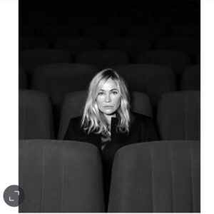 Emmanuelle Béart Instagram - Retrouvailles avec ma chère 📷@carolebellaiche  I miss the movies .. theaters... plays ....books ... 💄 @brigitte.hymans  hair @chatchatduloup ... cinema @cinema_arlequin ❤️