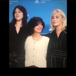 Emmanuelle Béart Instagram - Joie de retrouver charlotte et @noeeabitaofficial @berlinale  #mickaelhers  Film « Les passagers de la nuit » Berlinale Berlin film festival today 🤍