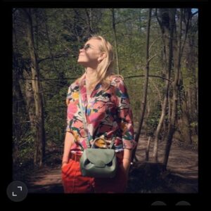 Emmanuelle Béart Instagram - Mouvement ... #movement .... respirer .. #arbres #forêt .... @polene_paris 💛 👜 @sezane ☀️ #emmanuellebeart