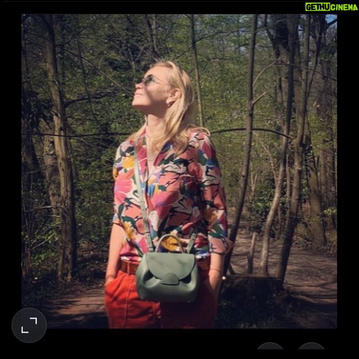 Emmanuelle Béart - 3.3K Likes - Mouvement ... #movement .... respirer .. #arbres #forêt .... @polene_paris 💛 👜 @sezane ☀️ #emmanuellebeart