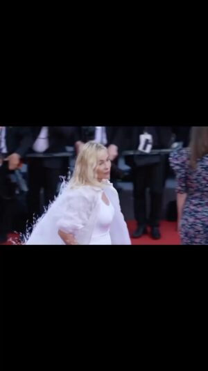 Emmanuelle Béart Instagram - @jonathan_huguet @johnnollet @marion.robine @ashistudio @orbis.media  cannes film festival 🤍 @chopard