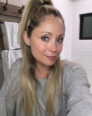 Emme Rylan Instagram - Sweats and dirty hair but make it cute. 😘
