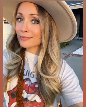 Emme Rylan Instagram - Going out AGAIN?! Who am I? I’m someone who LEAVES THE HOUSE! 😬🎉🙌🏼 #saturdayvibes