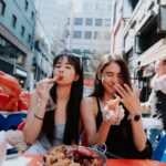 Emmie Reis Instagram - 就算妳棄賽100次 我也還是會陪著妳的！ @frogygirlz 這一趟辛苦了， 我們約會吃炸雞吧🤍 網路查查韓國炸雞第一名是橋村炸雞， 但是台北有開店了！ 所以想說吃第二名的bhc 點了半半炸雞$24000韓元 🇰🇷 大約是台幣$560 雞翅、雞腿很juicy， 雞胸塊的部分柴柴 皮兒酥脆juicy的部位香嫩 不會太鹹， 醃蘿蔔好吃🙂 妳就放心的報名比賽， 我覺得這樣子的環遊世界 其實還挺酷的！ 📷/ @fatty5208