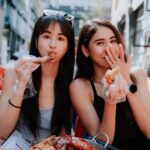 Emmie Reis Instagram - 就算妳棄賽100次 我也還是會陪著妳的！ @frogygirlz 這一趟辛苦了， 我們約會吃炸雞吧🤍 網路查查韓國炸雞第一名是橋村炸雞， 但是台北有開店了！ 所以想說吃第二名的bhc 點了半半炸雞$24000韓元 🇰🇷 大約是台幣$560 雞翅、雞腿很juicy， 雞胸塊的部分柴柴 皮兒酥脆juicy的部位香嫩 不會太鹹， 醃蘿蔔好吃🙂 妳就放心的報名比賽， 我覺得這樣子的環遊世界 其實還挺酷的！ 📷/ @fatty5208