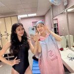 Emmie Reis Instagram – 這才是真的游泳好嘛！
素顏、泳裝、誰戴誰呆瓜泳帽 🤡
@serena_wang_qing 

最近被問到要怎麼樣的另一半
我還真沒想過這個問題，
因為能夠列出來的叫作條件

條件當然也很重要，
因為我們活在這個物質世界上
但是生活是與
一個人的靈魂相處

我喜歡的靈魂是
乾淨、透明
是自然散發出的善意與在乎
（有些人的超明顯！）

條件的話，
朋友說很高就先不打出來了😂

吊胃口就吊到這，
我們今天游了一小時
我覺得很棒！