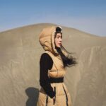 Emmie Reis Instagram – 我從612號星球降落下來🪐
發現這個地球好有趣

曾經認為不可能發生在我身上的，卻都發生了，以為最安全的，到頭來卻傷的最深，搞得我哭笑不得啊… 不過也因為這樣，我們變得愈來愈柔軟、愈來愈包容，即使傷痕累累卻也能笑著看這世界，奇怪的還愈看愈美🥀

想來頭頂額沙洲好久了，對這片酷似沙漠的風景關注愛慕了好久。偏偏這趟台南外景遇到了寒流，不知是頭髮還是沙，進的我眼睛快要瞎。不過當我看著這些照片，看到的是這景緻的美好，想的是金髮小王子🤴如何來到這個夢幻小島

#上山下海過一夜
#每週四晚間10點三立都會台

p.s 剛剛才想到，
我應該要打扮成安蘇娜姆的！