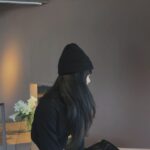 Emmie Reis Instagram - 很想睡覺可是腹肌還是爆炸了💥 之前跑友們有個大誤會， 以為我們沒發文就是沒有練… 但這種東西是不能斷的， 身體3天內沒有重複練習 就會退步 （不管任何技能） 我的身體也不可能都沒動就長成這樣啦！ 很恐怖耶！ 筋肉超人喔！😂 今年都還沒出國， 總算被我逮到個小休假 先來喝個下午茶🫖