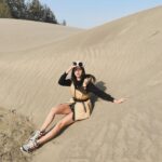 Emmie Reis Instagram – 我從612號星球降落下來🪐
發現這個地球好有趣

曾經認為不可能發生在我身上的，卻都發生了，以為最安全的，到頭來卻傷的最深，搞得我哭笑不得啊… 不過也因為這樣，我們變得愈來愈柔軟、愈來愈包容，即使傷痕累累卻也能笑著看這世界，奇怪的還愈看愈美🥀

想來頭頂額沙洲好久了，對這片酷似沙漠的風景關注愛慕了好久。偏偏這趟台南外景遇到了寒流，不知是頭髮還是沙，進的我眼睛快要瞎。不過當我看著這些照片，看到的是這景緻的美好，想的是金髮小王子🤴如何來到這個夢幻小島

#上山下海過一夜
#每週四晚間10點三立都會台

p.s 剛剛才想到，
我應該要打扮成安蘇娜姆的！