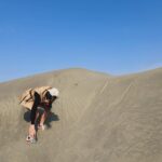 Emmie Reis Instagram – 我從612號星球降落下來🪐
發現這個地球好有趣

曾經認為不可能發生在我身上的，卻都發生了，以為最安全的，到頭來卻傷的最深，搞得我哭笑不得啊… 不過也因為這樣，我們變得愈來愈柔軟、愈來愈包容，即使傷痕累累卻也能笑著看這世界，奇怪的還愈看愈美🥀

想來頭頂額沙洲好久了，對這片酷似沙漠的風景關注愛慕了好久。偏偏這趟台南外景遇到了寒流，不知是頭髮還是沙，進的我眼睛快要瞎。不過當我看著這些照片，看到的是這景緻的美好，想的是金髮小王子🤴如何來到這個夢幻小島

#上山下海過一夜
#每週四晚間10點三立都會台

p.s 剛剛才想到，
我應該要打扮成安蘇娜姆的！