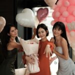 Emmie Reis Instagram - This is the day! 💍 「怎麼那麼緊張啊！ 又不是我們要被求婚！😂」 我跟莎莎為妳緊張了很久 整理了一下， 發現這應該是來自於 太在意了…. 前幾天， 姐很雞婆的跟他確認 妳有沒有漂亮洋裝 因為想要妳的這一天妳很漂亮 前一天， 再跟他確認他有沒有 準備花束跟講稿 因為想要妳的這一天要浪漫難忘 過程中的他有點驚慌， 卻很真實 But you are so sure and said yes. 這之中最浪漫的 是我看見兩個人雙手都攤開 明白對方的不完美， 但是完全的接受並願意隨時接住彼此 So proud of you two! Happy forever my dears🤍 @holycathaha