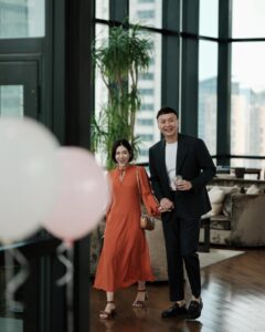 Emmie Reis Instagram - This is the day! 💍 「怎麼那麼緊張啊！ 又不是我們要被求婚！😂」 我跟莎莎為妳緊張了很久 整理了一下， 發現這應該是來自於 太在意了…. 前幾天， 姐很雞婆的跟他確認 妳有沒有漂亮洋裝 因為想要妳的這一天妳很漂亮 前一天， 再跟他確認他有沒有 準備花束跟講稿 因為想要妳的這一天要浪漫難忘 過程中的他有點驚慌， 卻很真實 But you are so sure and said yes. 這之中最浪漫的 是我看見兩個人雙手都攤開 明白對方的不完美， 但是完全的接受並願意隨時接住彼此 So proud of you two! Happy forever my dears🤍 @holycathaha