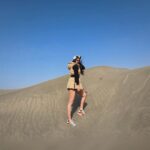 Emmie Reis Instagram – 我從612號星球降落下來🪐
發現這個地球好有趣

曾經認為不可能發生在我身上的，卻都發生了，以為最安全的，到頭來卻傷的最深，搞得我哭笑不得啊… 不過也因為這樣，我們變得愈來愈柔軟、愈來愈包容，即使傷痕累累卻也能笑著看這世界，奇怪的還愈看愈美🥀

想來頭頂額沙洲好久了，對這片酷似沙漠的風景關注愛慕了好久。偏偏這趟台南外景遇到了寒流，不知是頭髮還是沙，進的我眼睛快要瞎。不過當我看著這些照片，看到的是這景緻的美好，想的是金髮小王子🤴如何來到這個夢幻小島

#上山下海過一夜
#每週四晚間10點三立都會台

p.s 剛剛才想到，
我應該要打扮成安蘇娜姆的！