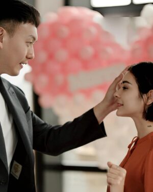 Emmie Reis Instagram - This is the day! 💍

「怎麼那麼緊張啊！
又不是我們要被求婚！😂」

我跟莎莎為妳緊張了很久
整理了一下，
發現這應該是來自於

太在意了….

前幾天，
姐很雞婆的跟他確認
妳有沒有漂亮洋裝
因為想要妳的這一天妳很漂亮

前一天，
再跟他確認他有沒有
準備花束跟講稿
因為想要妳的這一天要浪漫難忘

過程中的他有點驚慌，
卻很真實

But you are so sure and said yes.

這之中最浪漫的
是我看見兩個人雙手都攤開
明白對方的不完美，
但是完全的接受並願意隨時接住彼此

So proud of you two!
Happy forever my dears🤍
@holycathaha
