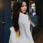 Emmie Reis Instagram – 在情人節的這天，
剛好追完了台劇 ”愛愛內含光” 
跟美劇 “摩登情愛”
（Modern Love超推！
是New York Times愛情專欄改編）

兩者都是跟愛有關的故事，
每個人都有自己
的煩惱跟內心小劇場…

愛有百百種，
而我喜歡的那種是穩定、安心

我喜歡的我愛你
是不需要任何防bear🐻

Happy valentines! 🥀

@me30official