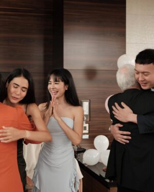 Emmie Reis Instagram - This is the day! 💍

「怎麼那麼緊張啊！
又不是我們要被求婚！😂」

我跟莎莎為妳緊張了很久
整理了一下，
發現這應該是來自於

太在意了….

前幾天，
姐很雞婆的跟他確認
妳有沒有漂亮洋裝
因為想要妳的這一天妳很漂亮

前一天，
再跟他確認他有沒有
準備花束跟講稿
因為想要妳的這一天要浪漫難忘

過程中的他有點驚慌，
卻很真實

But you are so sure and said yes.

這之中最浪漫的
是我看見兩個人雙手都攤開
明白對方的不完美，
但是完全的接受並願意隨時接住彼此

So proud of you two!
Happy forever my dears🤍
@holycathaha